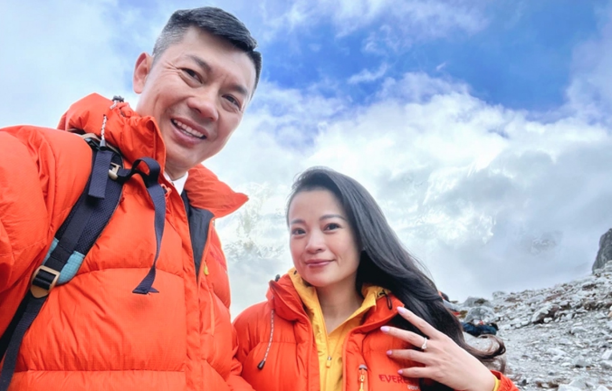 chuyen tinh lang man cua cap doi viet cau hon tren dinh everest hinh anh 5