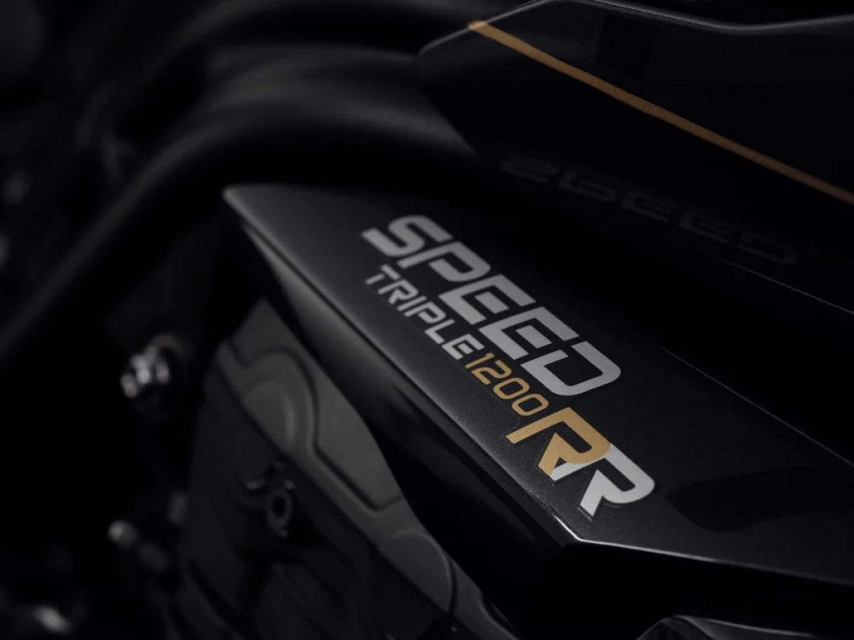 triumph ra mat speed triple 1200 rr phien ban bond ky niem 60 nam hinh anh 2