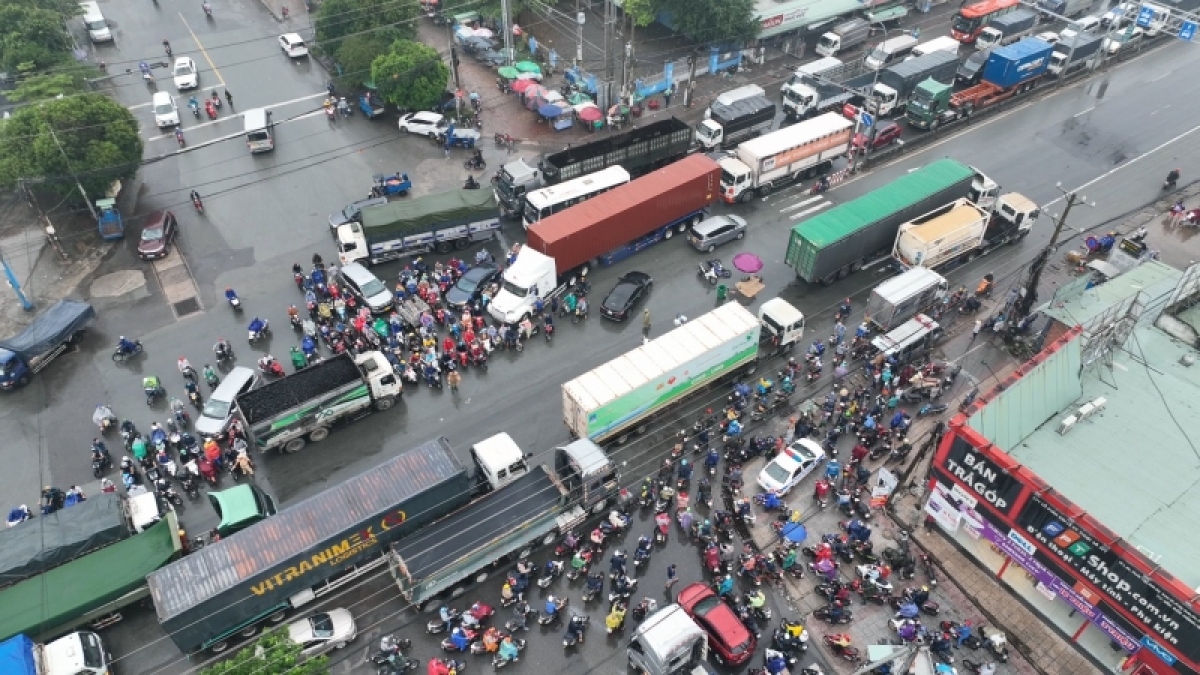va cham voi cotainer tren quoc lo 51, nguoi dan ong di xe may tu vong hinh anh 2