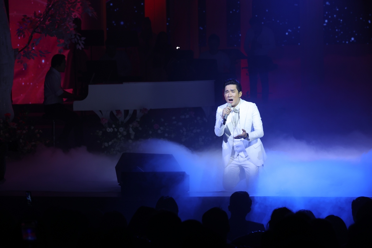 thu phuong thay 5 bo vay, quang ha roi nuoc mat trong dem nhac ta tinh hinh anh 6