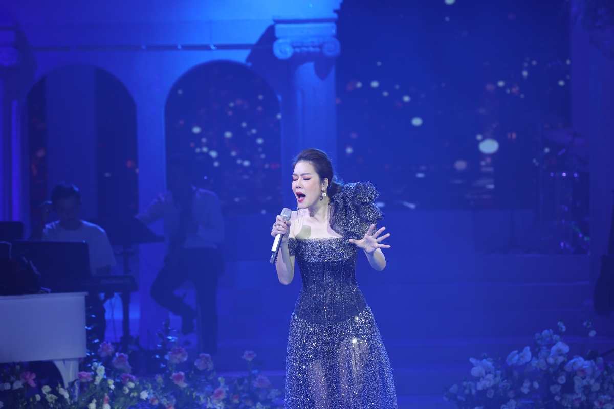 thu phuong thay 5 bo vay, quang ha roi nuoc mat trong dem nhac ta tinh hinh anh 2