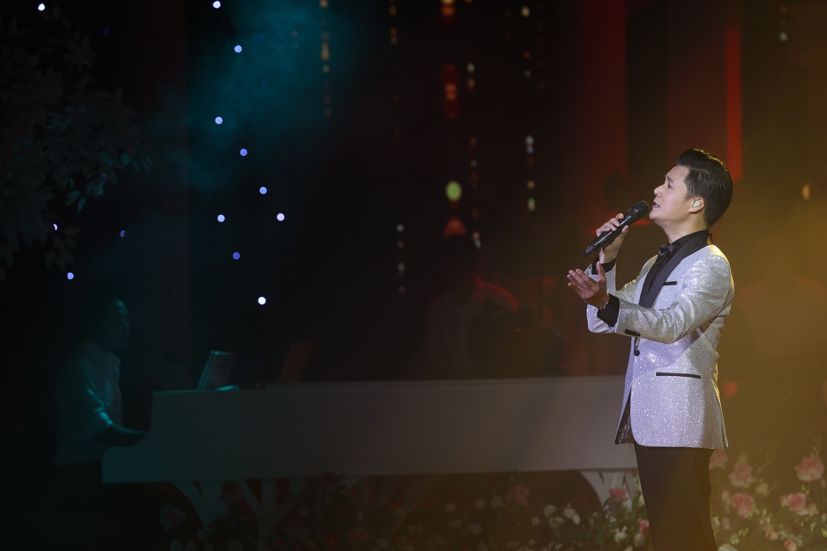 thu phuong thay 5 bo vay, quang ha roi nuoc mat trong dem nhac ta tinh hinh anh 7