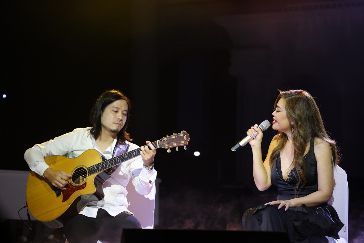 thu phuong thay 5 bo vay, quang ha roi nuoc mat trong dem nhac ta tinh hinh anh 5