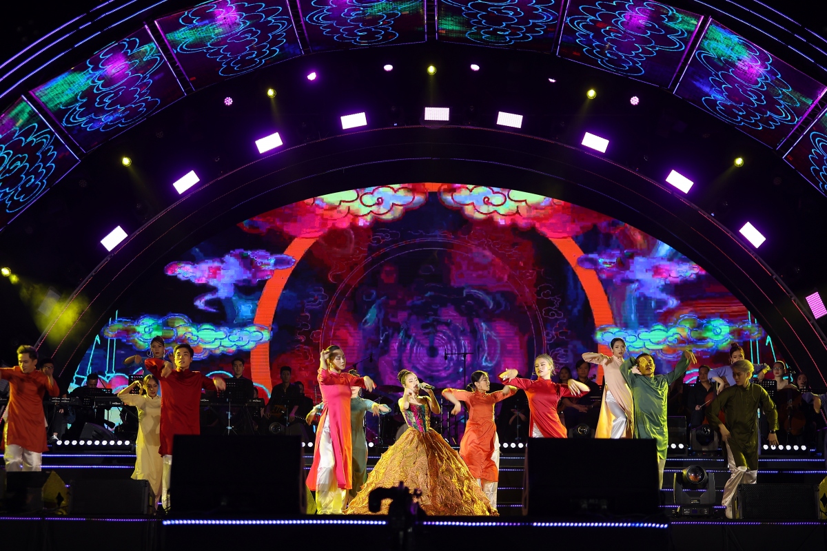 tung duong, hoang thuy linh chay het minh trong dem gala chia tay sao mai 2022 hinh anh 4