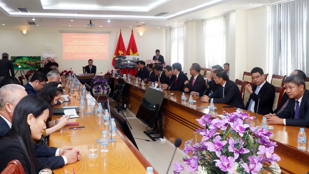 Ông võ văn thưởng gặp gỡ kiều bào và doanh nghiệp việt nam tại campuchia hình ảnh 1 Ong vo van thuong gap go kieu bao va doanh nghiep viet nam tai campuchia hinh anh 1