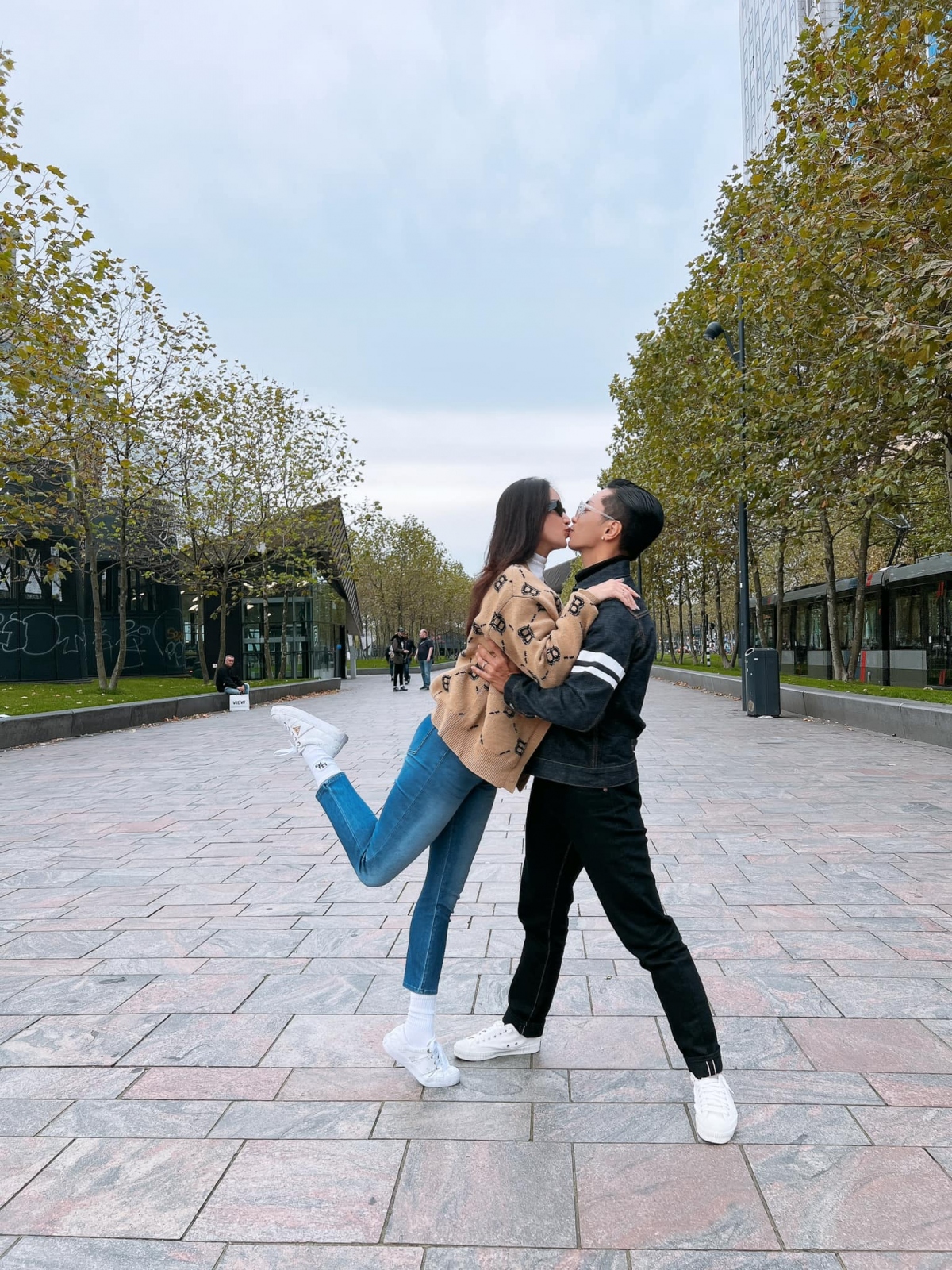 khoanh khac khoa moi ngot ngao cua khanh thi - phan hien ben troi tay hinh anh 2
