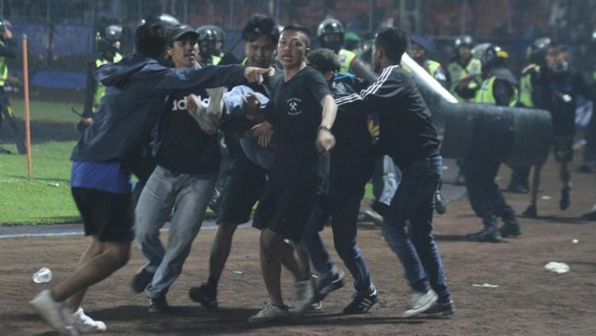 vụ bạo loạn ở giải vĐqg indonesia 127 người thiệt mạng, trong đó có 2 cảnh sát hình ảnh 1 vu bao loan o giai vDqg indonesia 127 nguoi thiet mang, trong do co 2 canh sat hinh anh 1