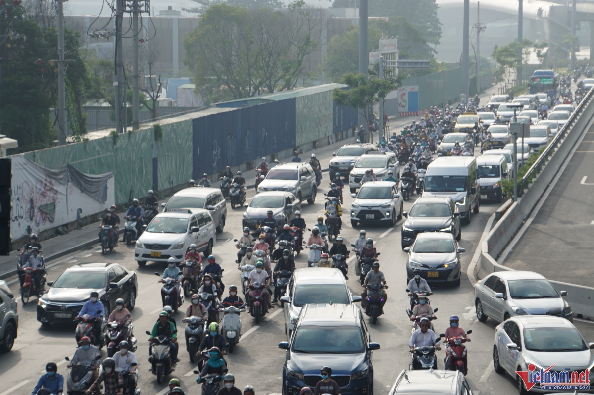 nghin xe bat dong o nga tu, duong trung tam tp.hcm roi loan sang dau tuan hinh anh 3