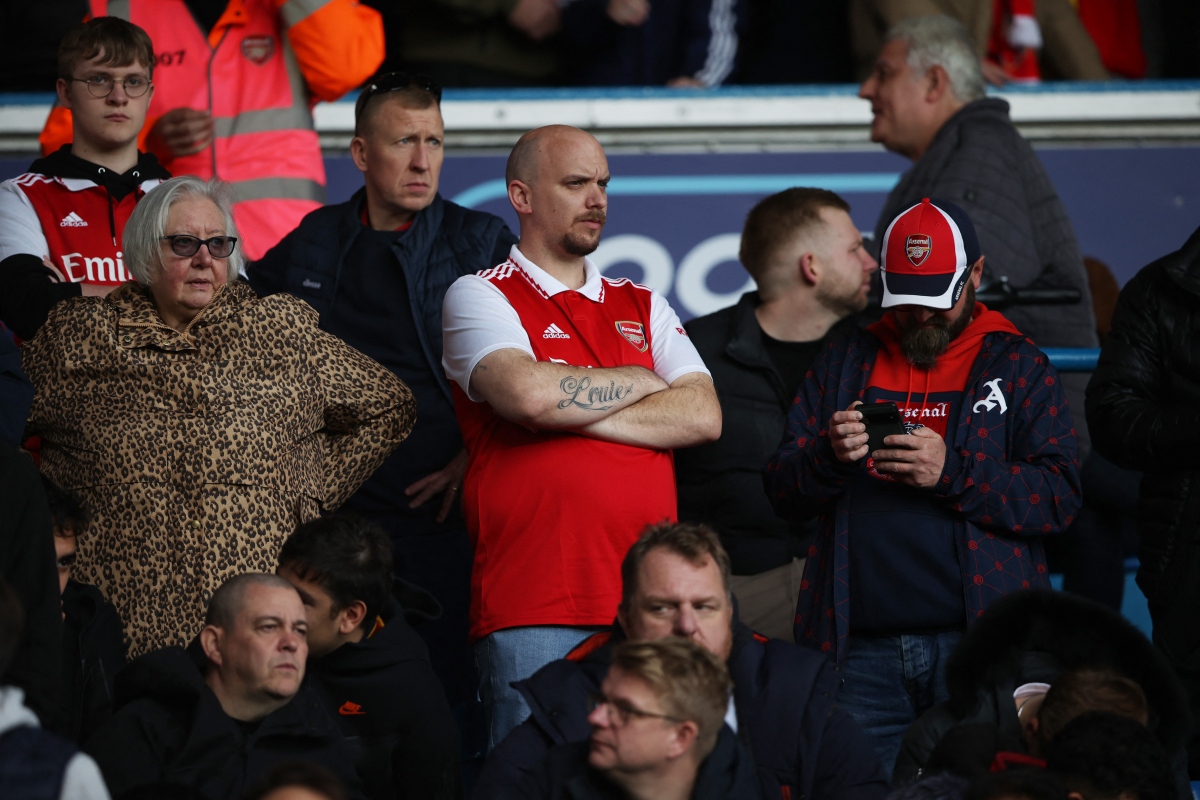 su co hy huu khien tran leeds - arsenal bi hoan 40 phut hinh anh 2
