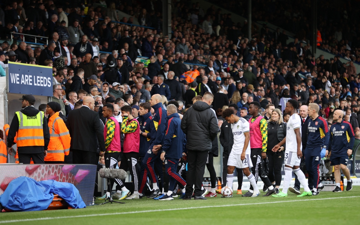 su co hy huu khien tran leeds - arsenal bi hoan 40 phut hinh anh 7