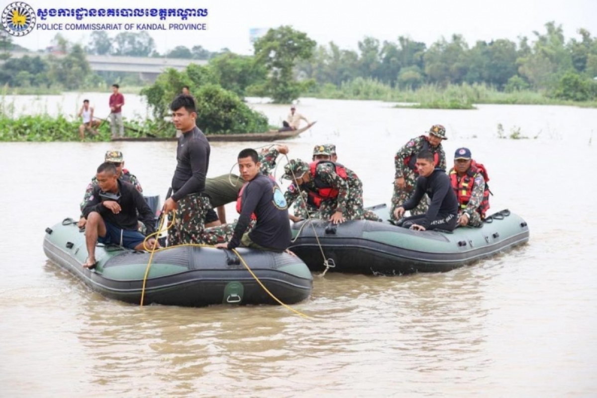campuchia keu goi nguoi dan canh giac voi lu sau vu lat thuyen lam 10 hoc sinh tu nan hinh anh 2