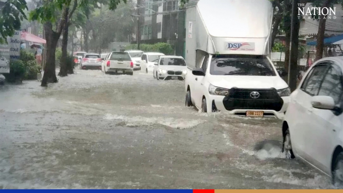 mưa như trút, nhiều tuyến đường ở bangkok, thái lan bị ngập sâu hình ảnh 1 mua nhu trut, nhieu tuyen duong o bangkok, thai lan bi ngap sau hinh anh 1