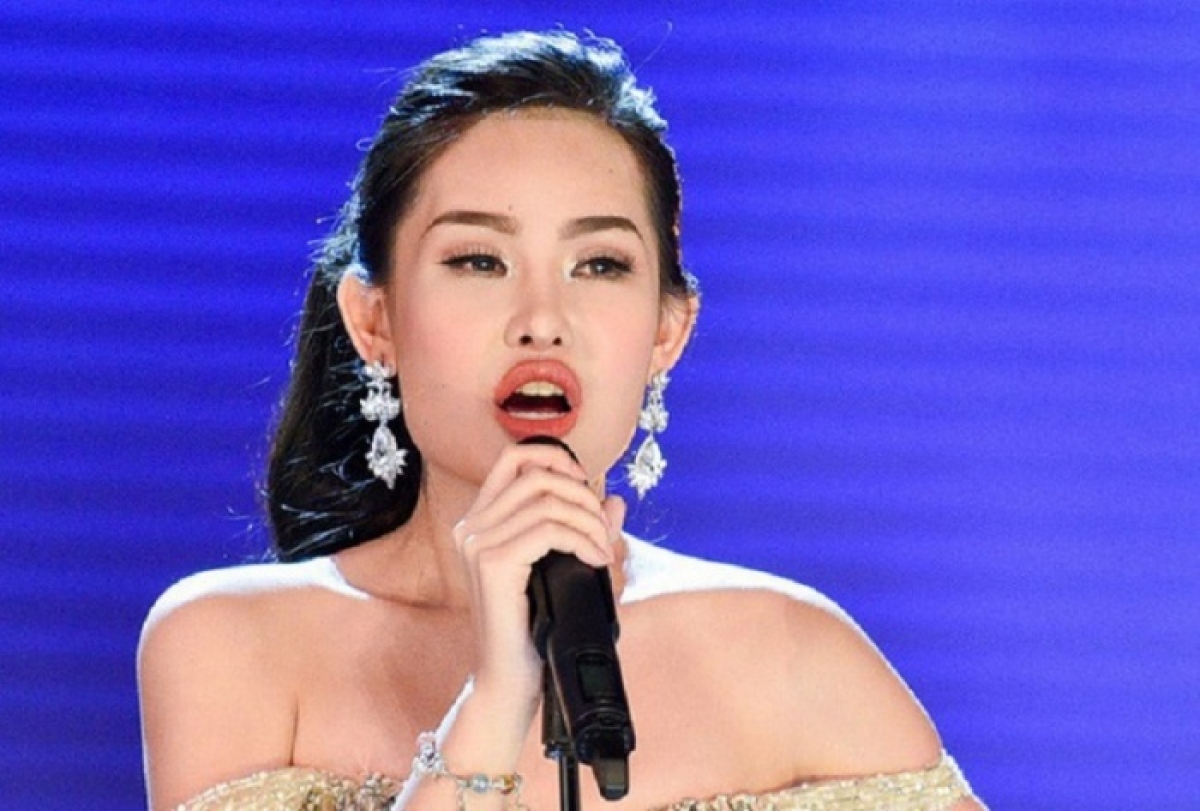 khi hoa hau, A hau cung bi miet thi ngoai hinh hinh anh 3