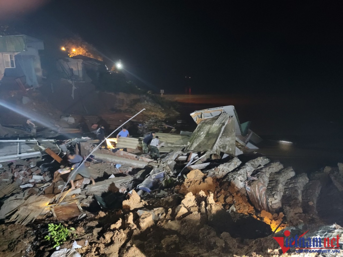sap nha o quang tri, canh sat xuyen dem tim nguoi bi vui lap hinh anh 4