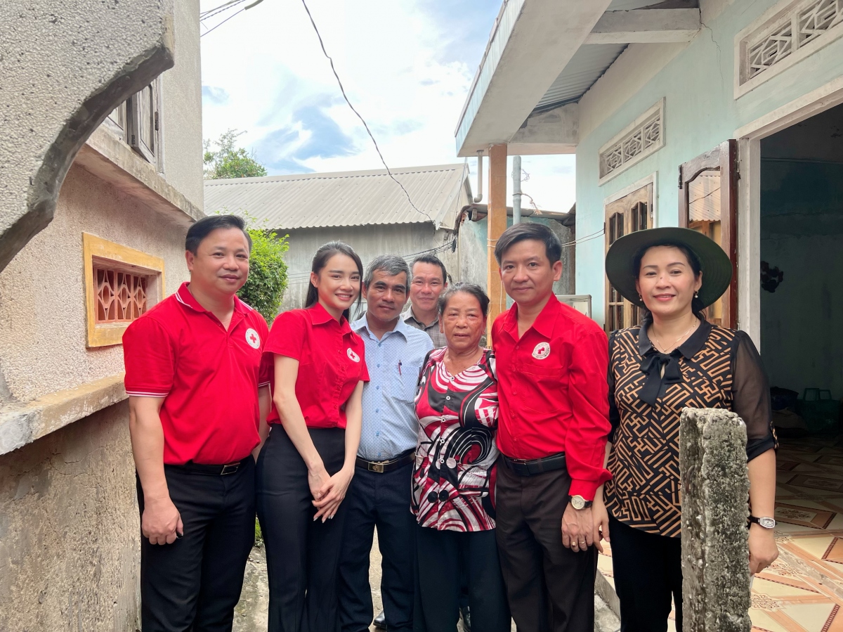 nha phuong dong hanh cung hoi chu thap do cuu tro ba con mien trung hinh anh 3