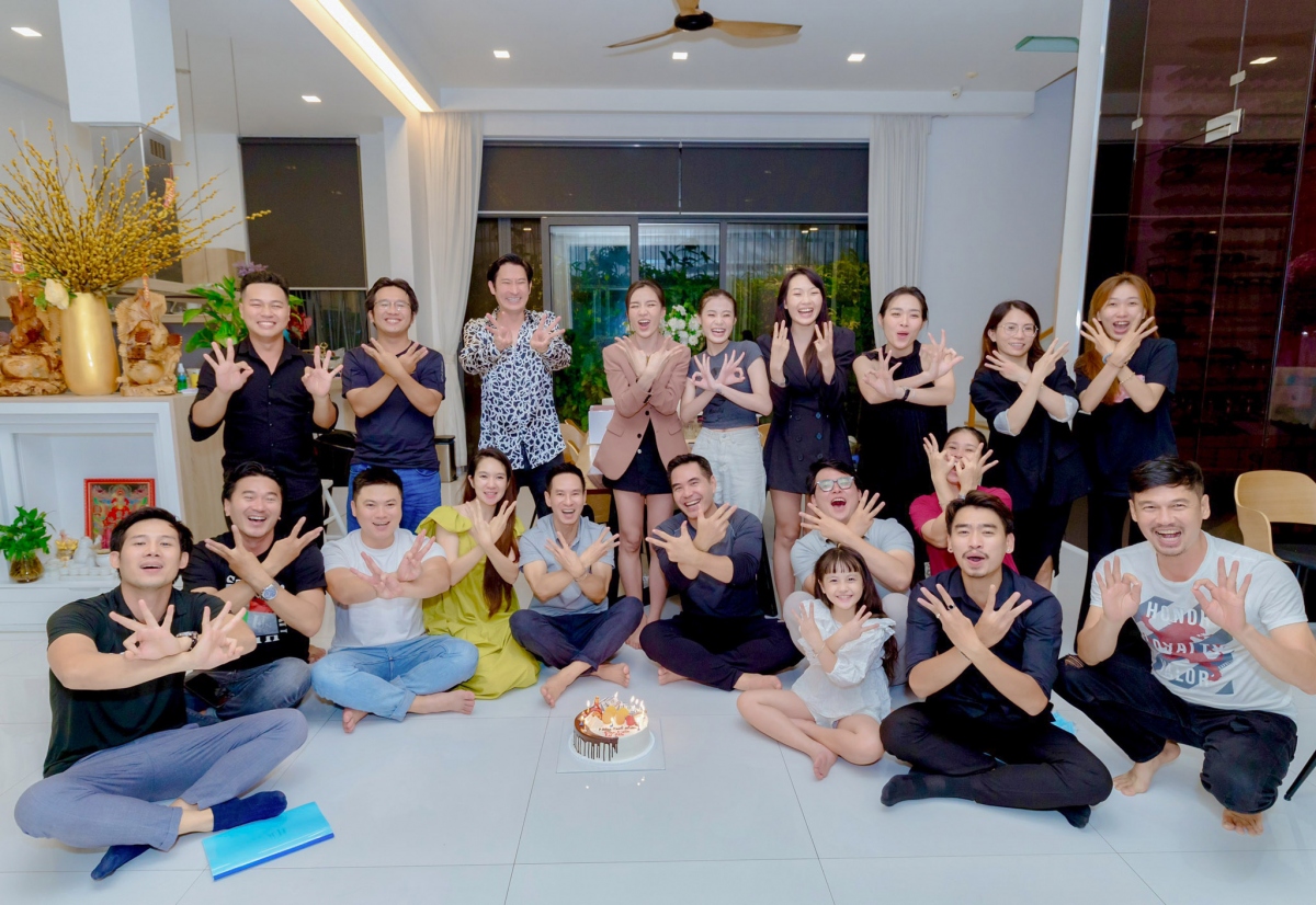 ly hai o tuoi 54 gia dinh 4 con ngap tran hanh phuc, su nghiep vien man hinh anh 3