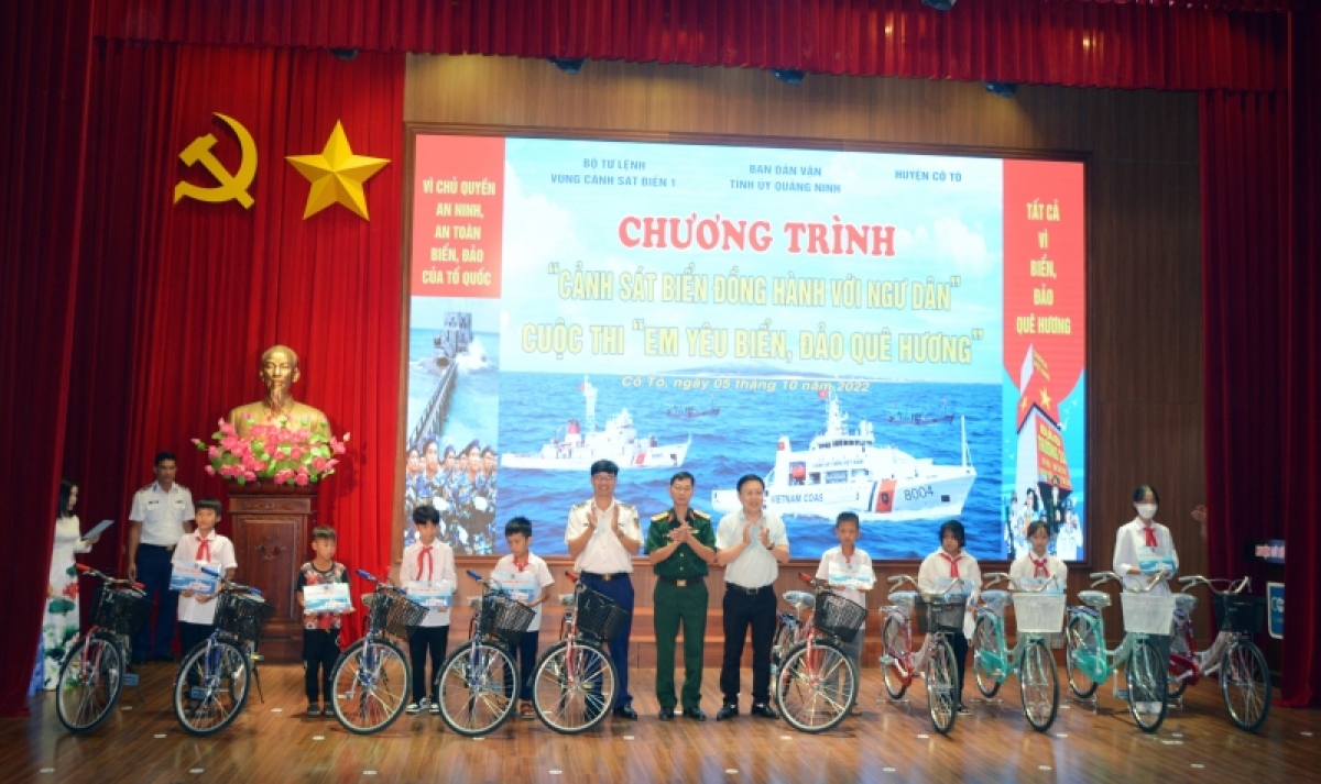 cảnh sát biển đồng hành cùng ngư dân huyện đảo cô tô hình ảnh 2 canh sat bien dong hanh cung ngu dan huyen dao co to hinh anh 2