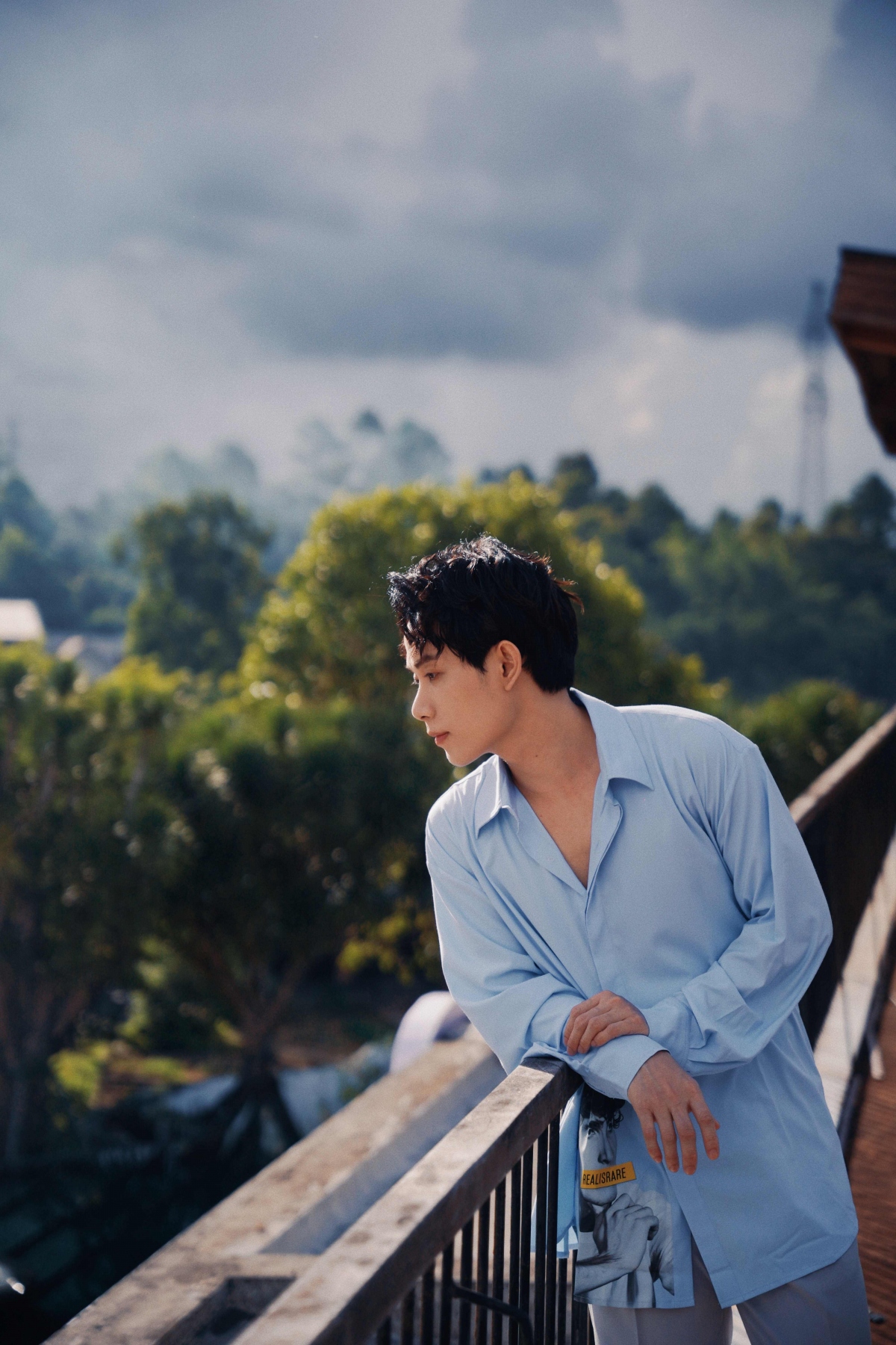 truc nhan gay bao khi hat ca khuc co tuoi doi hon 50 nam - Doi bo hinh anh 2