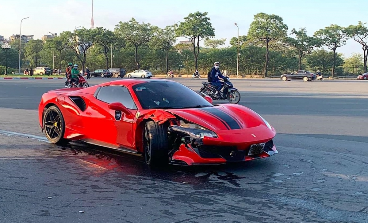 sieu xe ferrari va cham voi xe may khien 1 nguoi tu vong canh san my Dinh hinh anh 3
