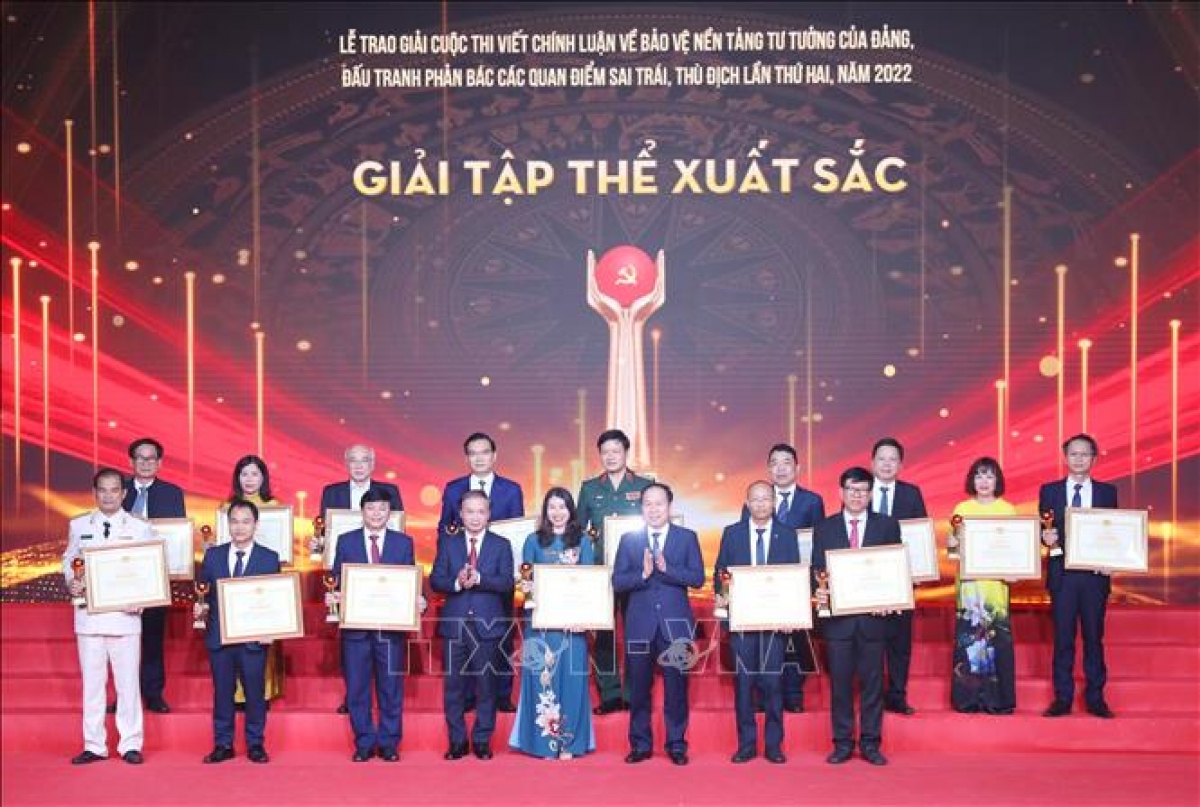 trao giải cuộc thi viết chính luận về bảo vệ nền tảng tư tưởng của Đảng hình ảnh 1 trao giai cuoc thi viet chinh luan ve bao ve nen tang tu tuong cua Dang hinh anh 1
