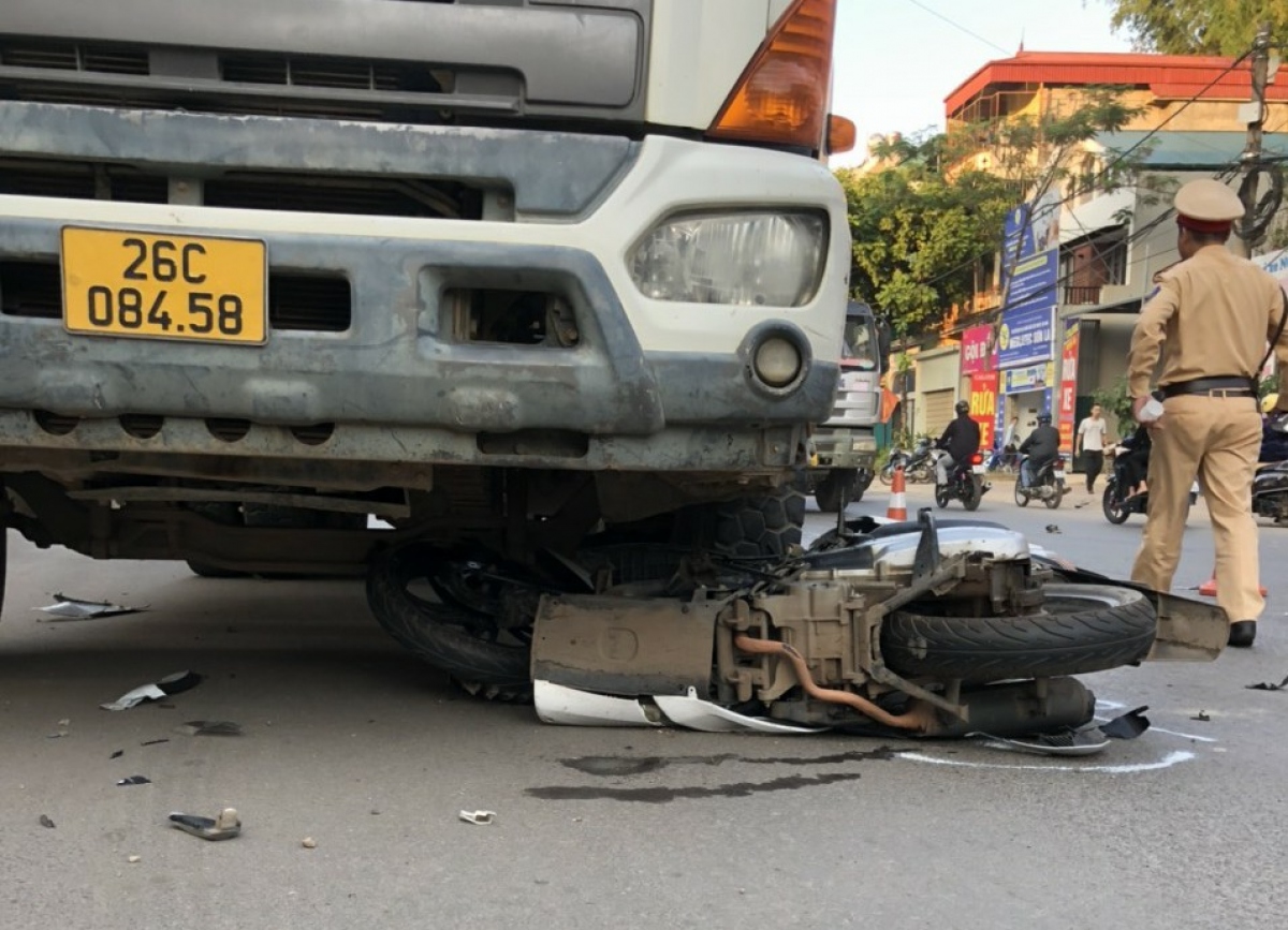 va chạm với xe bồn trên quốc lộ 6, 2 người tử vong tại chỗ hình ảnh 1 va cham voi xe bon tren quoc lo 6, 2 nguoi tu vong tai cho hinh anh 1