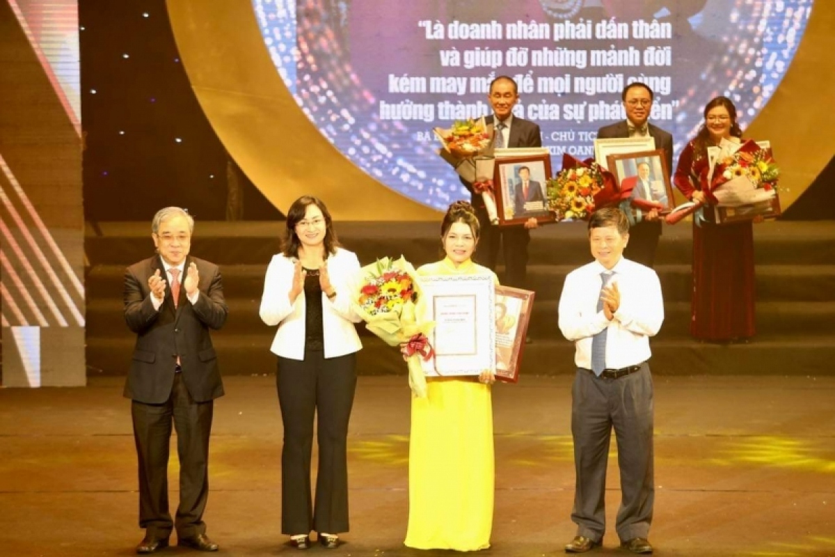 chủ tịch kim oanh group là một trong 10 doanh nhân truyền cảm hứng 2022 hình ảnh 1 chu tich kim oanh group la mot trong 10 doanh nhan truyen cam hung 2022 hinh anh 1