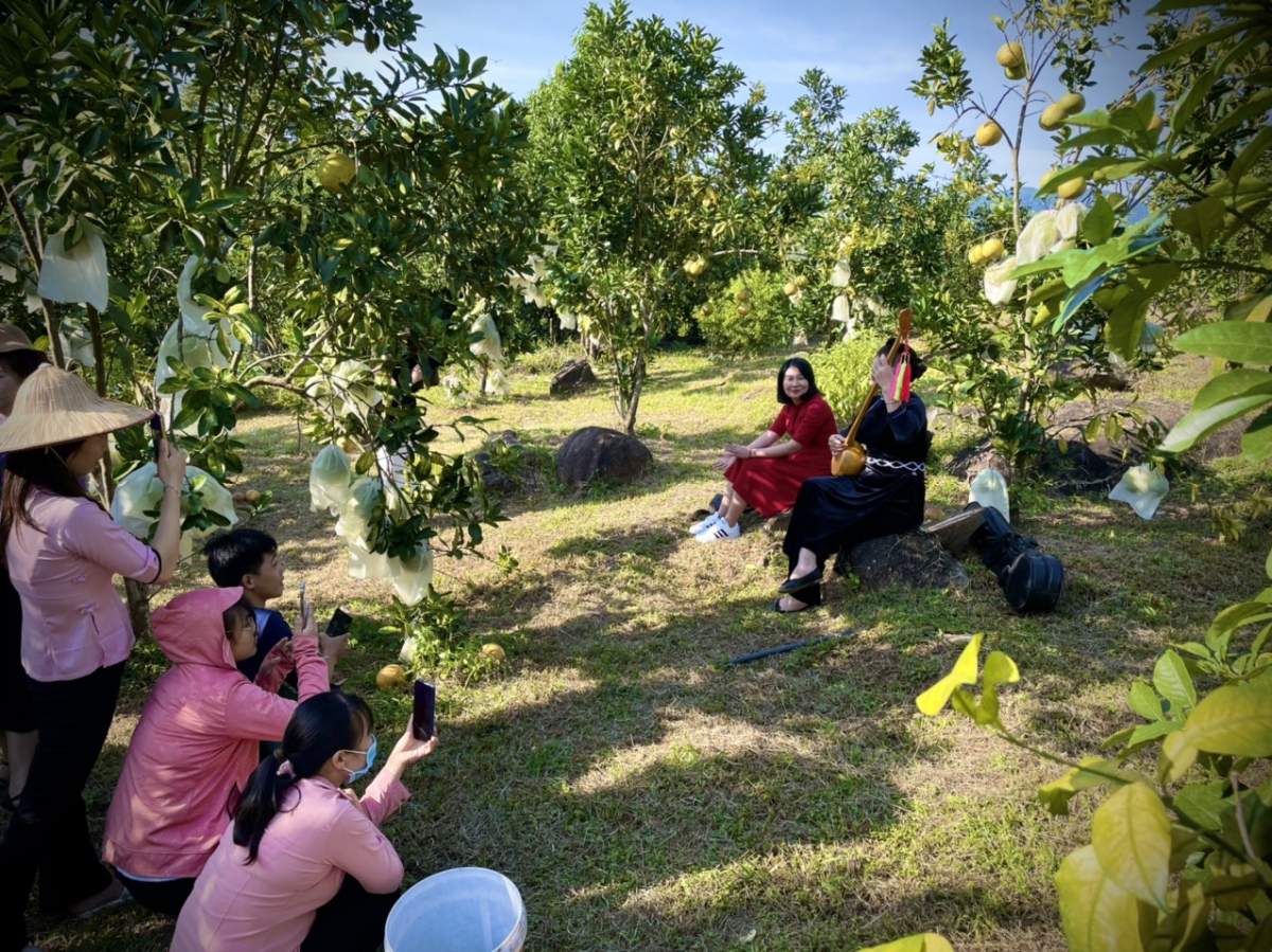 phu nu binh lieu gioi thieu van hoa cong dong den voi du khach hinh anh 2