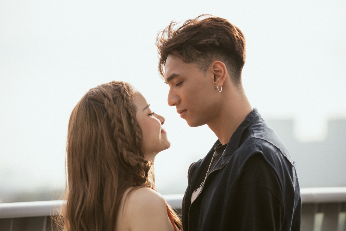 duong hoang yen lan dau dien tinh tu, nong bong pha cach trong mv moi hinh anh 2