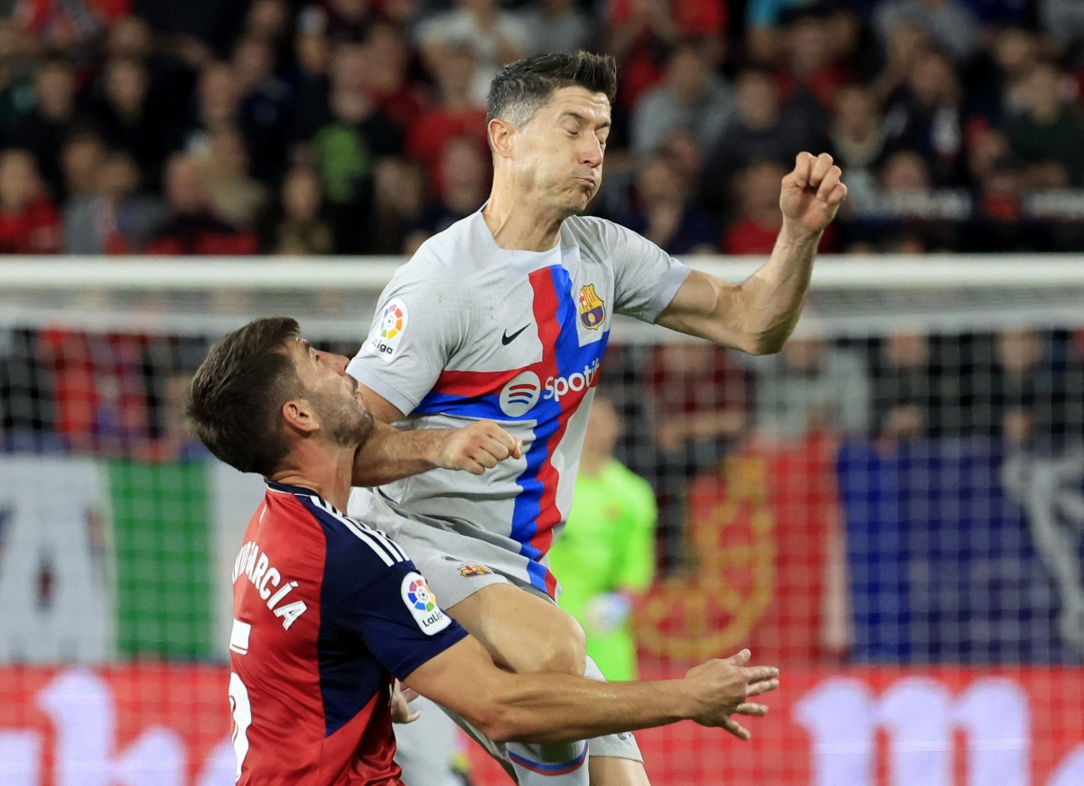lewandowski nhan the do, barca nhoc nhan danh bai osasuna hinh anh 3