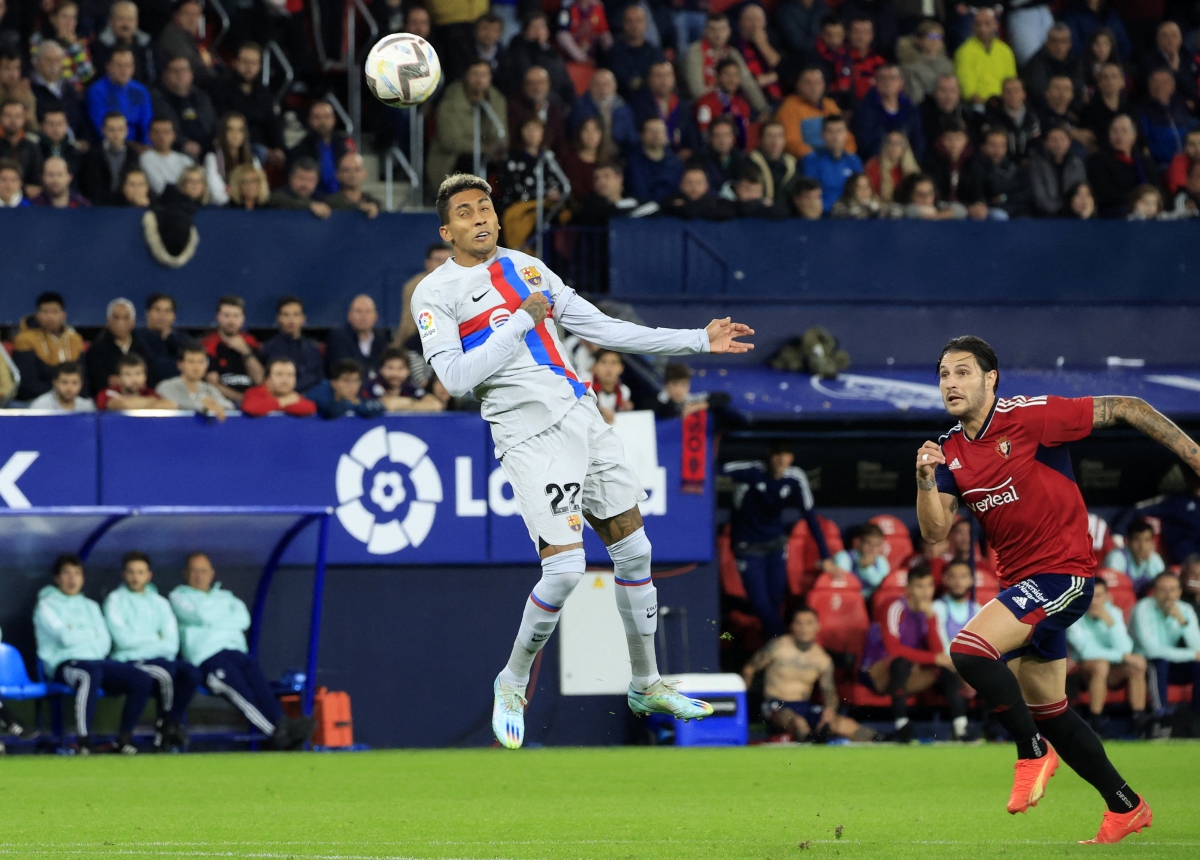 lewandowski nhan the do, barca nhoc nhan danh bai osasuna hinh anh 8