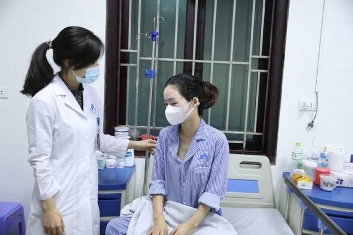 cảnh báo biến chứng do bôi kem, trị mụn tại cơ sở làm đẹp không đảm bảo hình ảnh 1 canh bao bien chung do boi kem, tri mun tai co so lam dep khong dam bao hinh anh 1