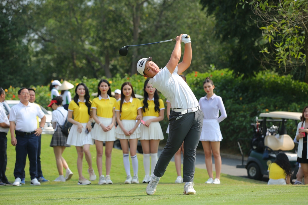 dan hoa hau co vu gan 200 golfer tranh tai tai tien phong golf championship 2022 hinh anh 4