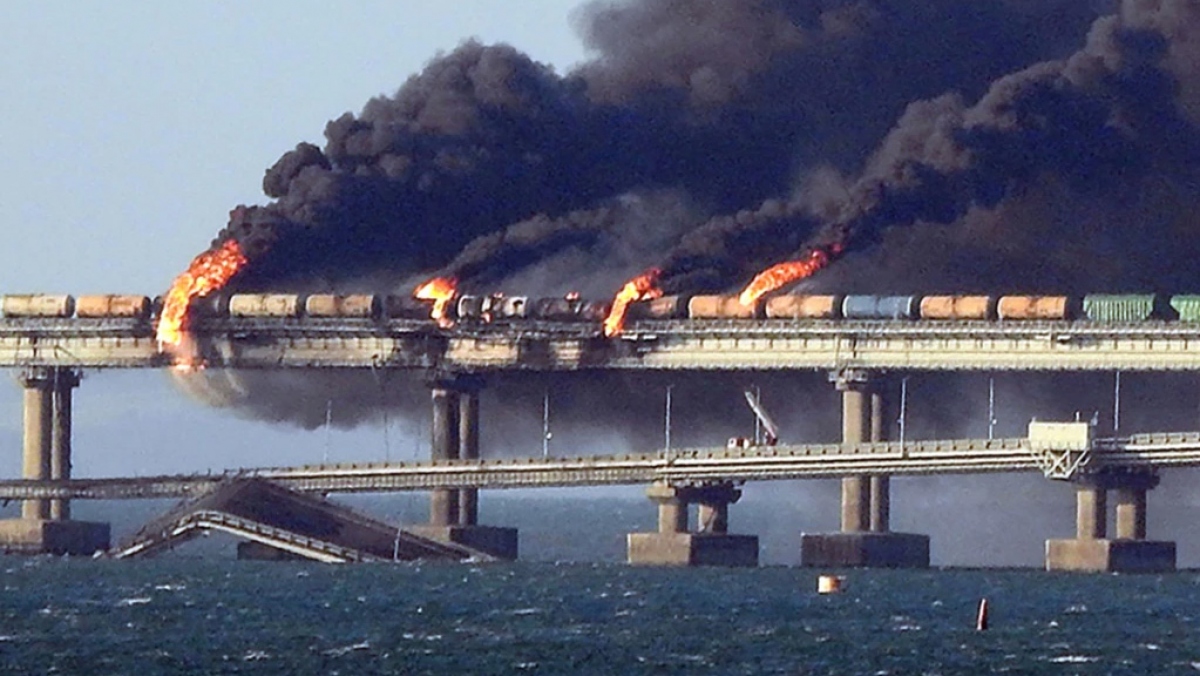 Cầu Crimea bốc cháy sau vụ tấn công ngày 8/10/2022. Ảnh: AFP