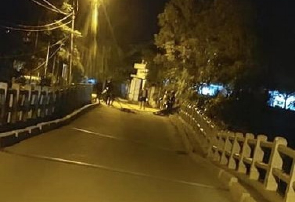 cầu quyết thắng tại huyện miền núi Đông giang, tỉnh quảng nam bất ngờ bị sụt lún hình ảnh 1 cau quyet thang tai huyen mien nui Dong giang, tinh quang nam bat ngo bi sut lun hinh anh 1