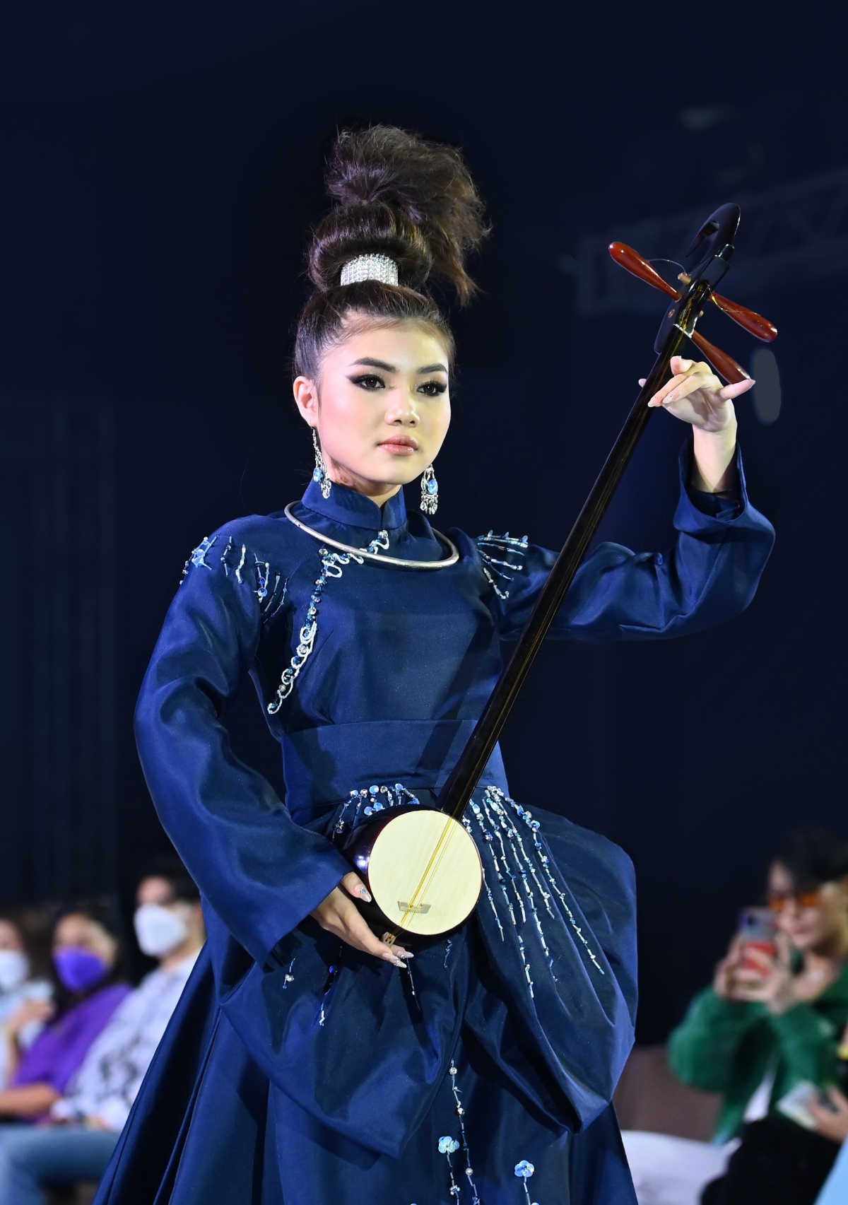 trang phuc dan toc viet toa sang tai tuan le thoi trang tre em quoc te o bangkok hinh anh 3