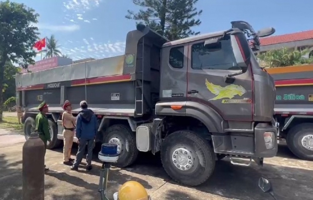 xu phat 3 xe o to tai coi noi thung xe hinh anh 1