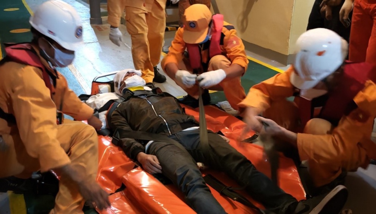 cuu 2 thuyen vien nguoi nuoc ngoai bi nan tren bien hinh anh 2