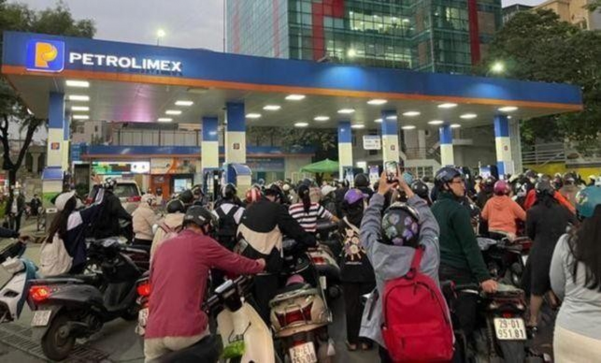 lãnh đạo hà nội hỏa tốc chỉ đạo ưu tiên cho xe chở xăng dầu vào phố cấm hình ảnh 1 lanh dao ha noi hoa toc chi dao uu tien cho xe cho xang dau vao pho cam hinh anh 1