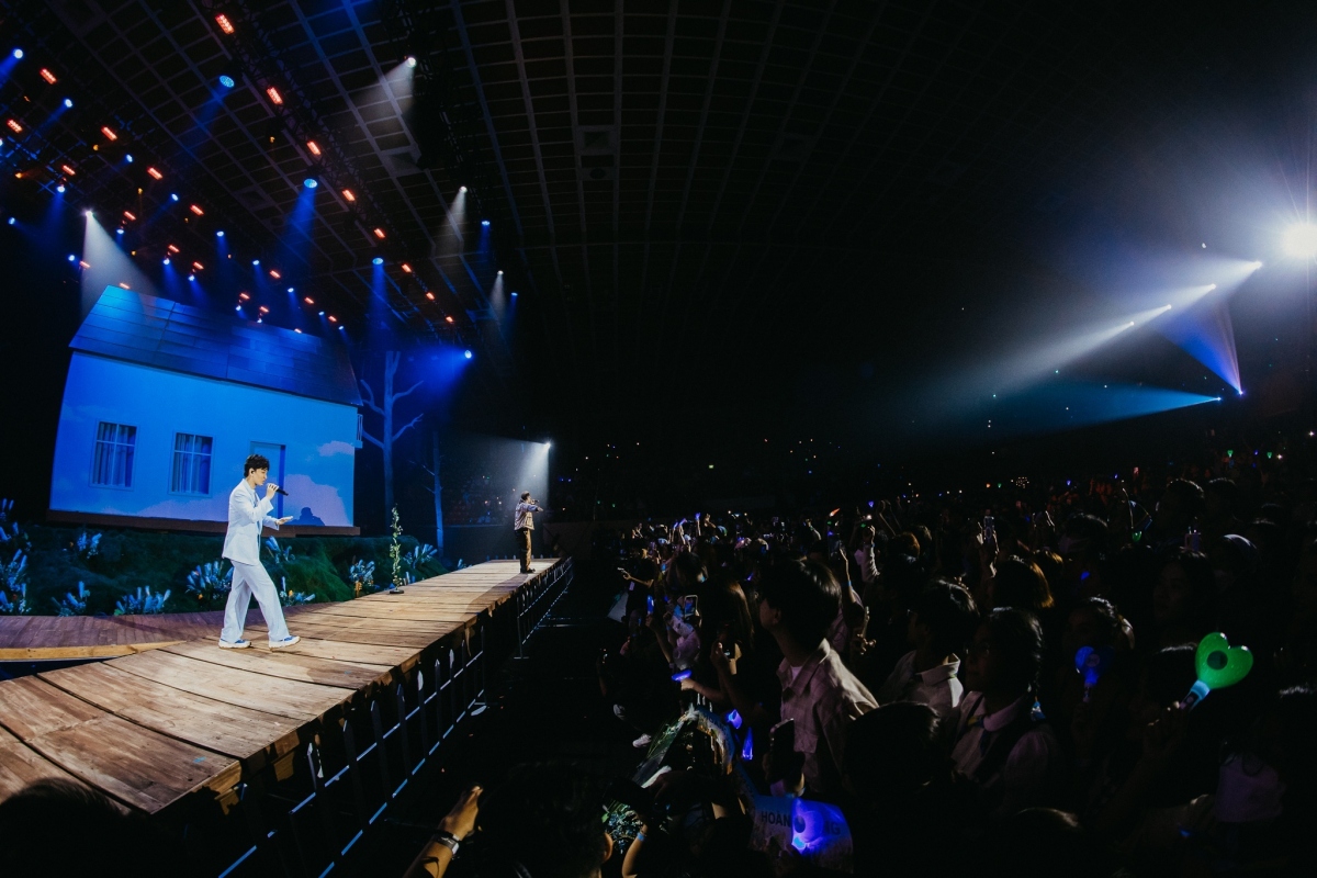 bung no liveshow ca si viet hinh anh 3