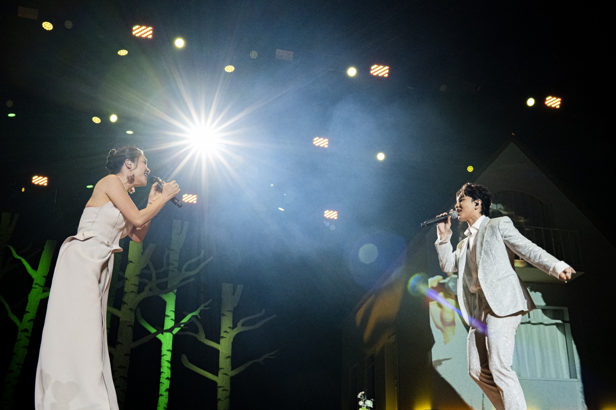 hoang dung bat khoc, don sinh nhat bat ngo cung 6.000 khan gia o yen concert hinh anh 8