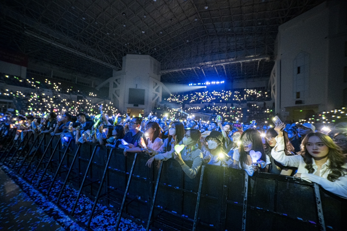 hoang dung bat khoc, don sinh nhat bat ngo cung 6.000 khan gia o yen concert hinh anh 2
