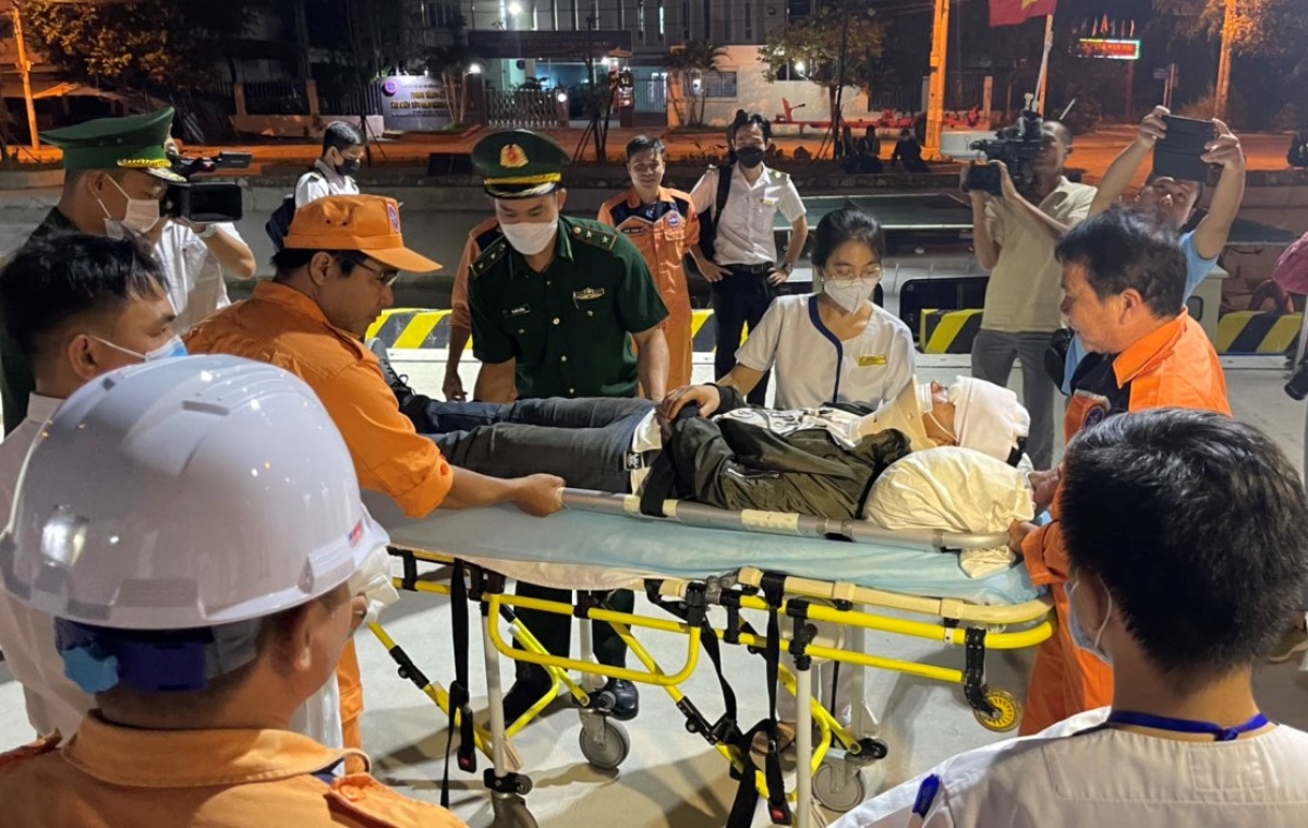 cuu 2 thuyen vien nguoi nuoc ngoai bi nan tren bien hinh anh 3