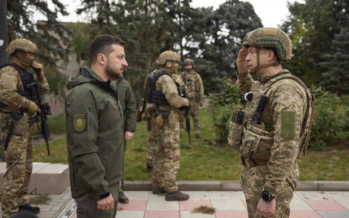 Quân nhân Ukraine báo cáo với Tổng thống Zelensky. Ảnh: Zuma press.