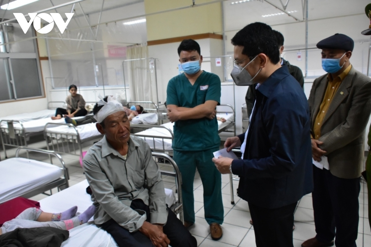 hien truong vu tai nan tham khoc giua xe khach va xe tai, 2 nguoi chet hinh anh 9