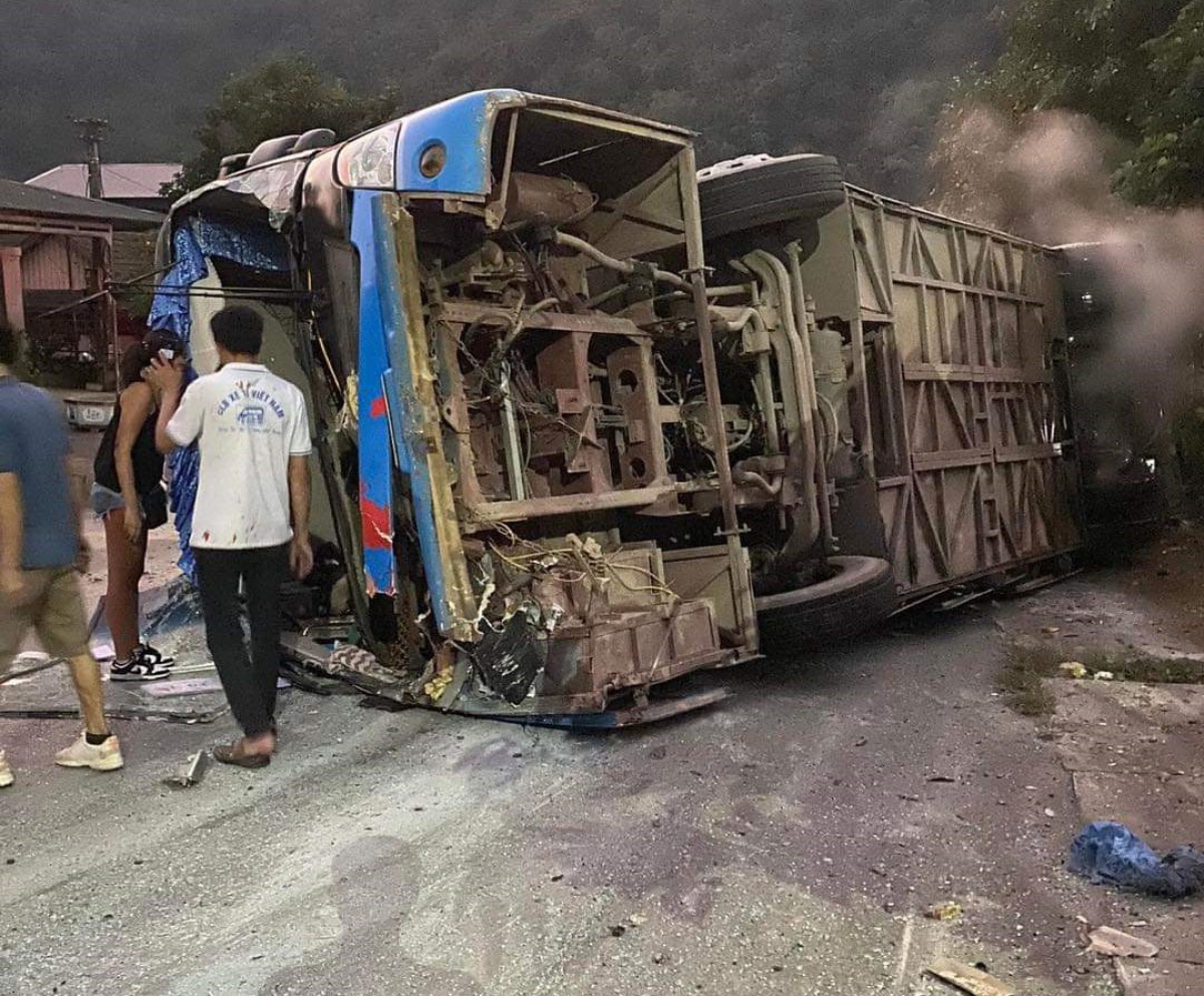 nguyen nhan vu lat xe khach o hoa binh khien 20 nguoi bi thuong hinh anh 2