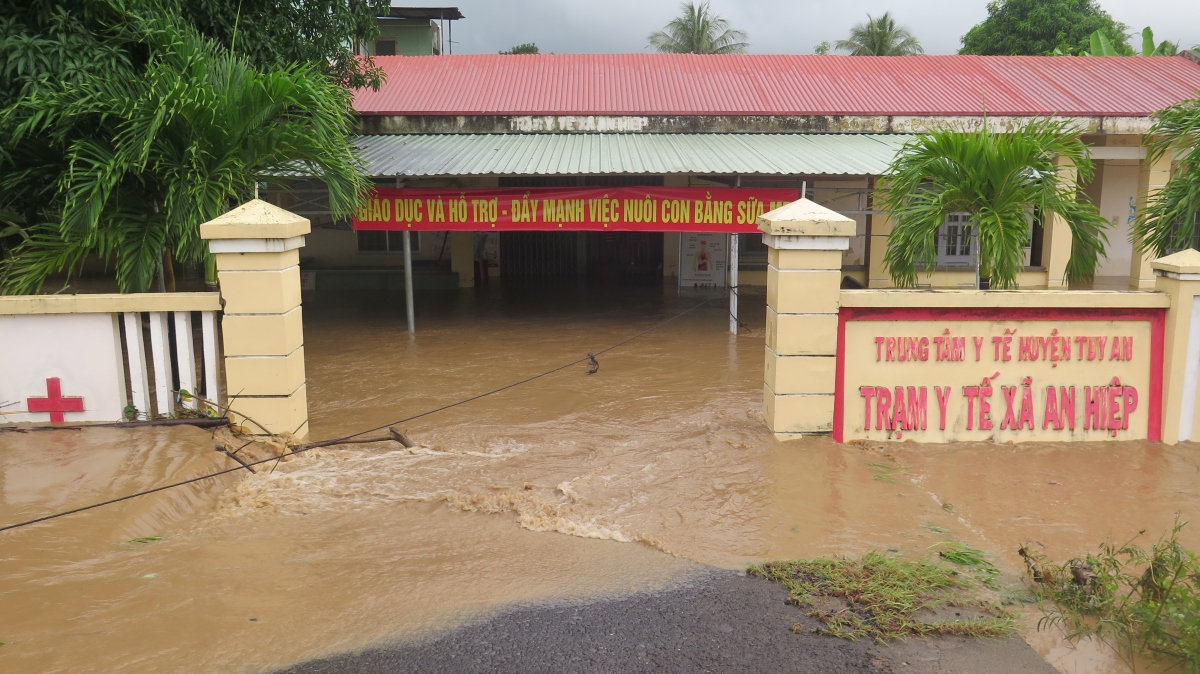 phu yen chu dong di doi nguoi dan vung sat lo, ngap lut hinh anh 3