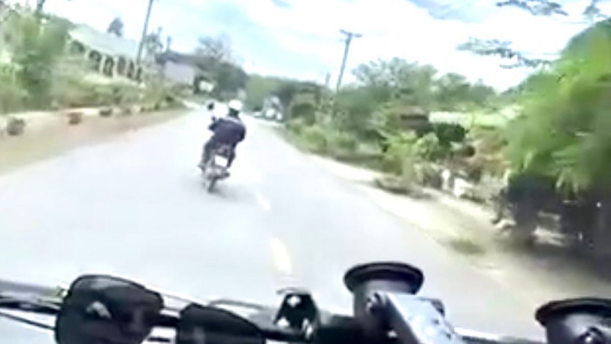 xử phạt người cản đường xe cứu thương đi đón bệnh nhân ở bình dương hình ảnh 1 xu phat nguoi can duong xe cuu thuong di don benh nhan o binh duong hinh anh 1