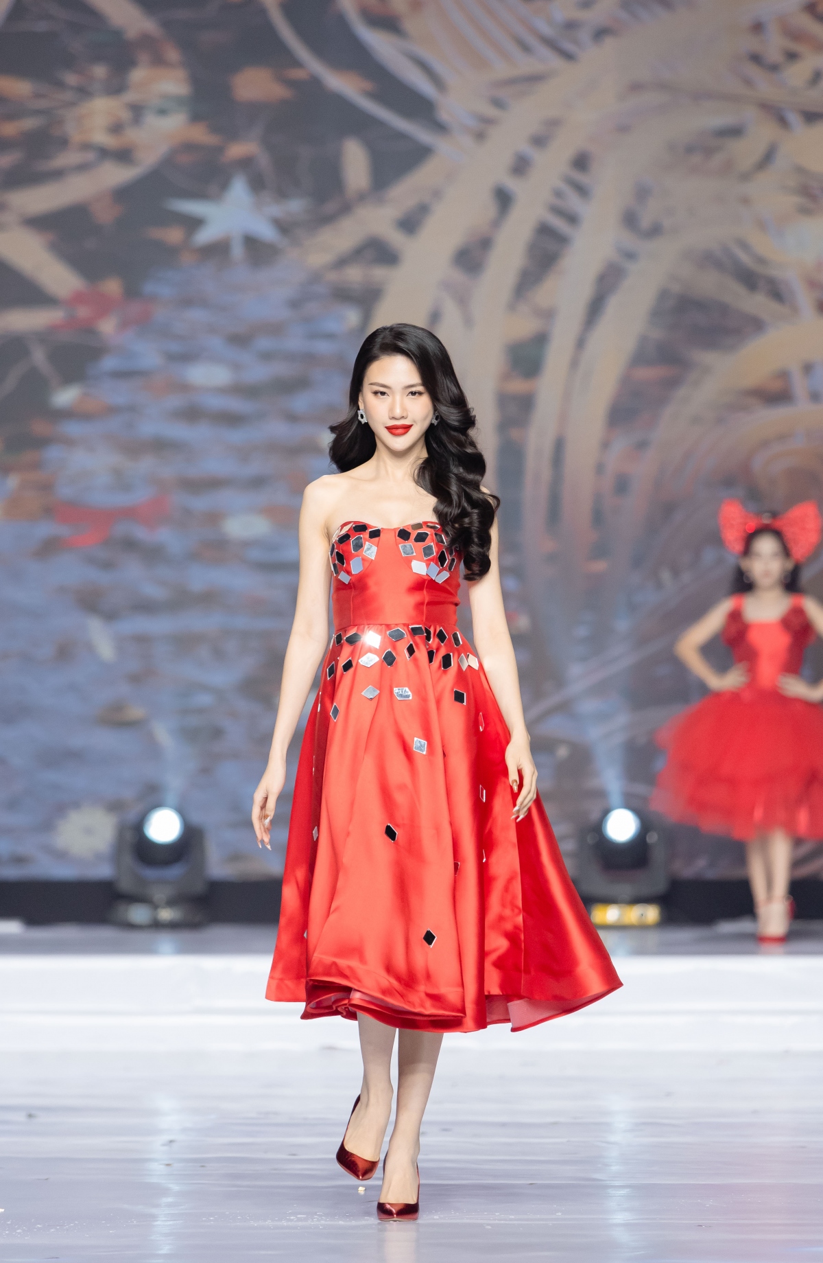 siêu mẫu bùi quỳnh hoa, hương ly catwalk kết hợp cùng mẫu nhí hình ảnh 1 sieu mau bui quynh hoa, huong ly catwalk ket hop cung mau nhi hinh anh 1