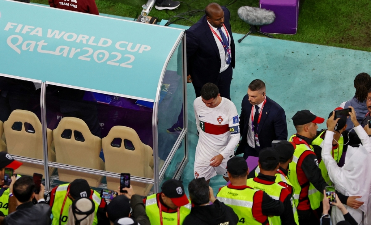 ronaldo khoc nuc no khi bo Dao nha bi loai, cau thu morocco chay toi dong vien hinh anh 12