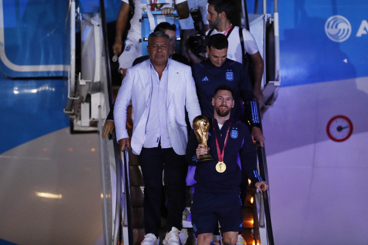 bien nguoi chao mung messi va dong doi dua cup vang world cup ve argentina hinh anh 2